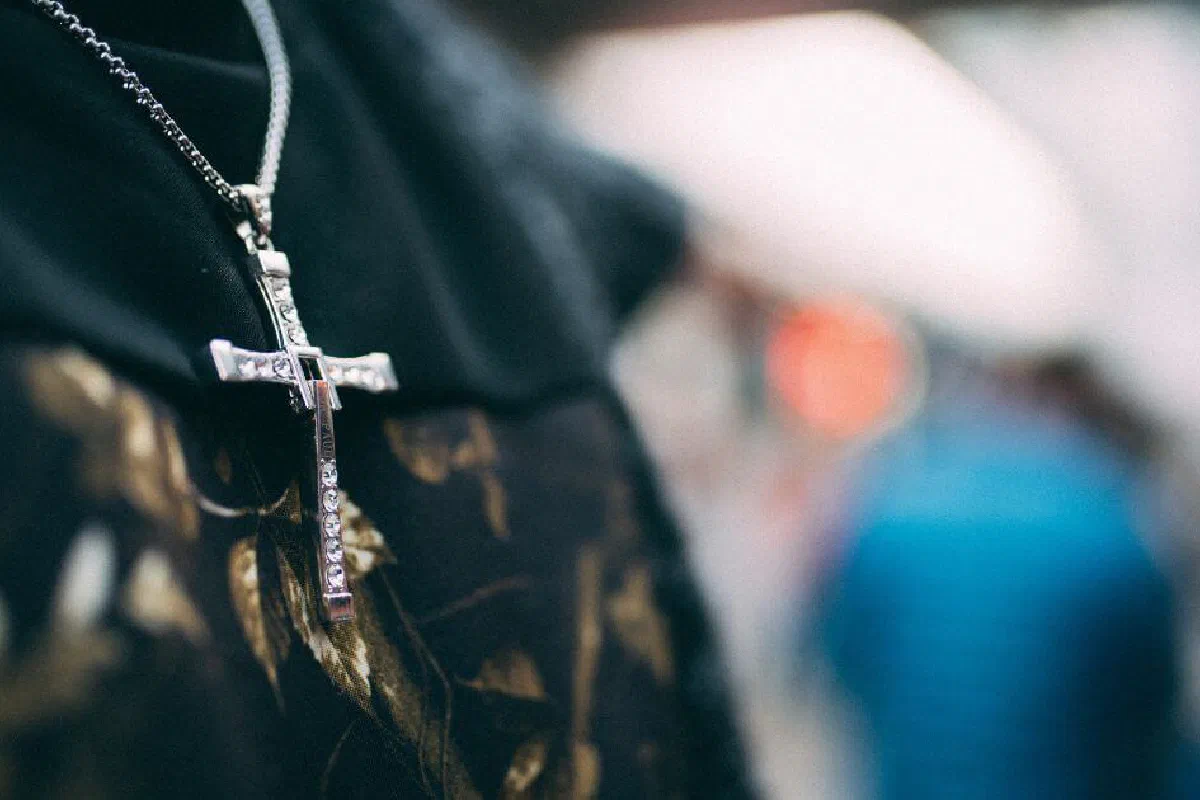 Is religious jewelry something a Christian should wear?