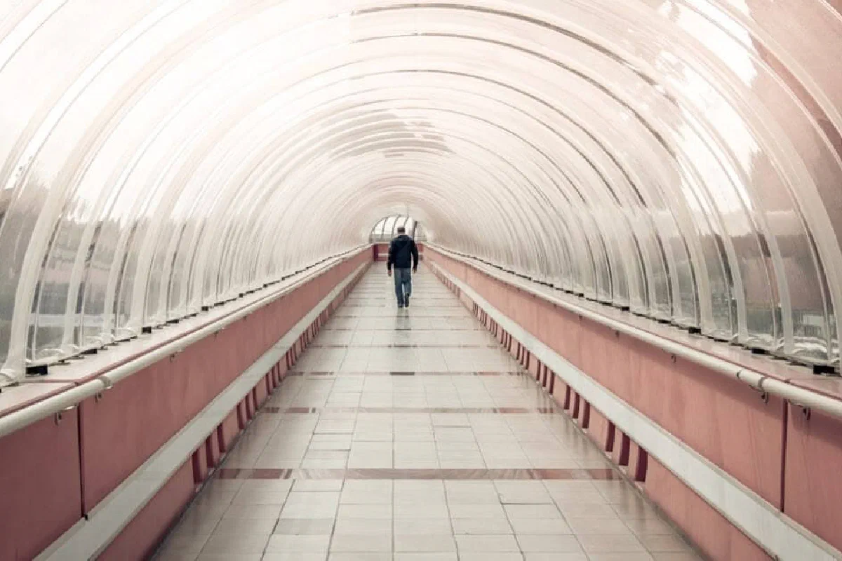 What should be our response when a Christian leader falls away or renounces the faith?