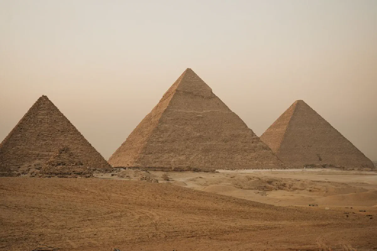 A breathtaking view of the Giza pyramids, showcasing ancient Egyptian architecture amid the desert landscape.