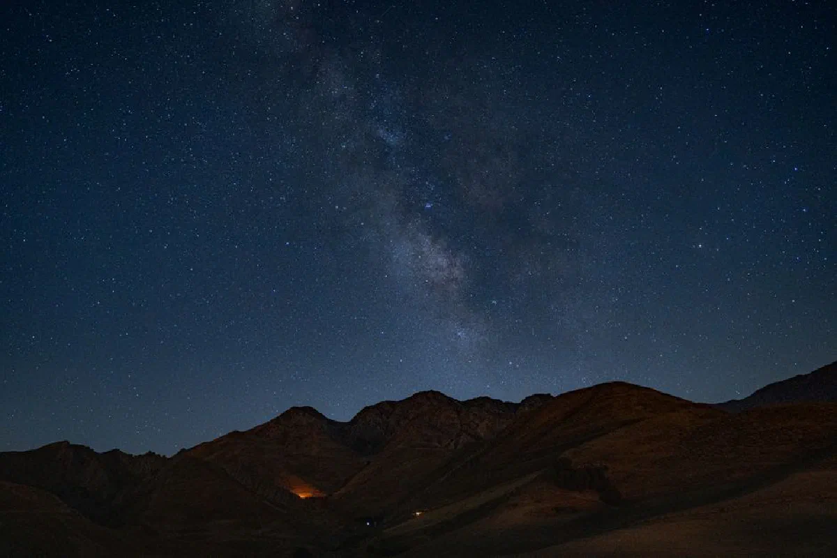 A breathtaking view of the Milky Way over mountains in Iran, showcasing the night sky's beauty.
