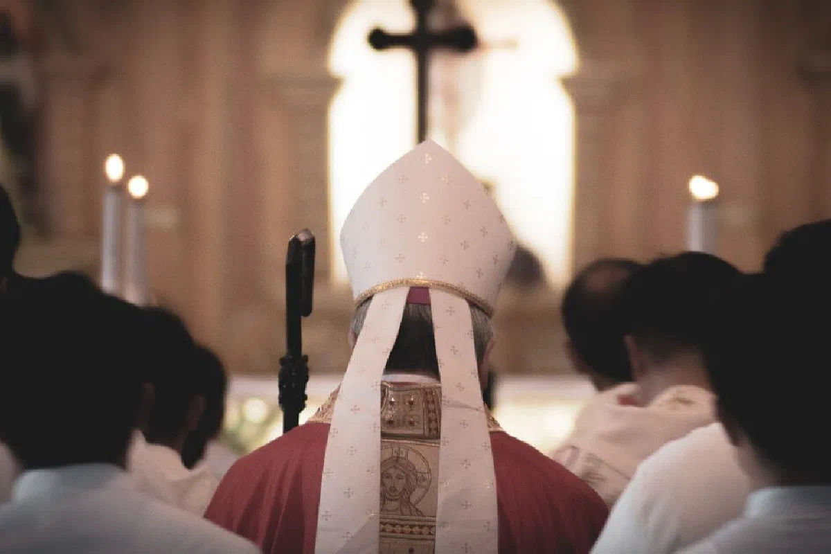 Does the Bible make a distinction between clergy and laity?