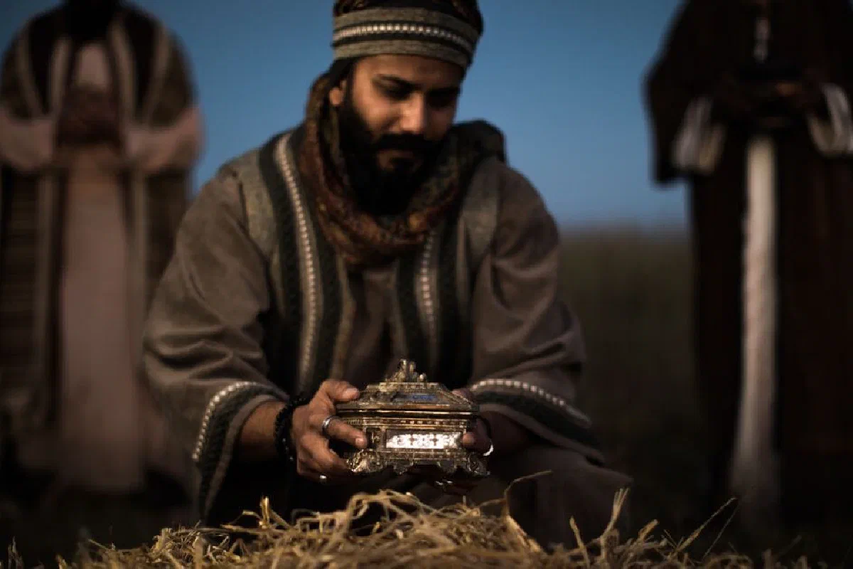 Why did the magi give Jesus gold, frankincense, and myrrh?
