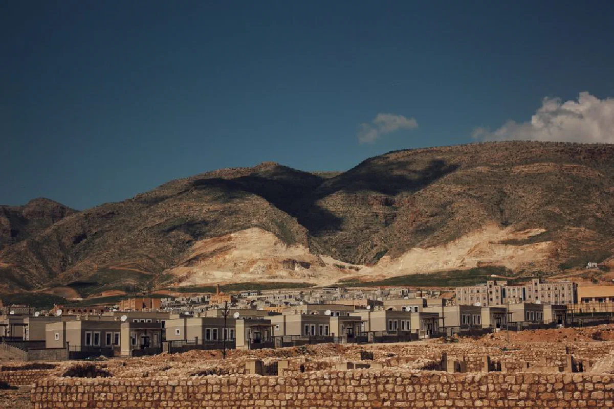 Discover the blend of modern architecture and natural beauty in Hasankeyf, Türkiye.