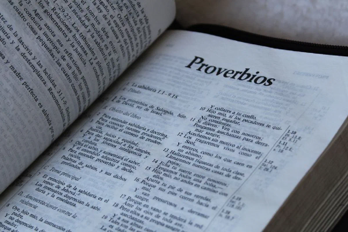 Close-up of a Spanish Bible open to the book of Proverbs, emphasizing scripture text.