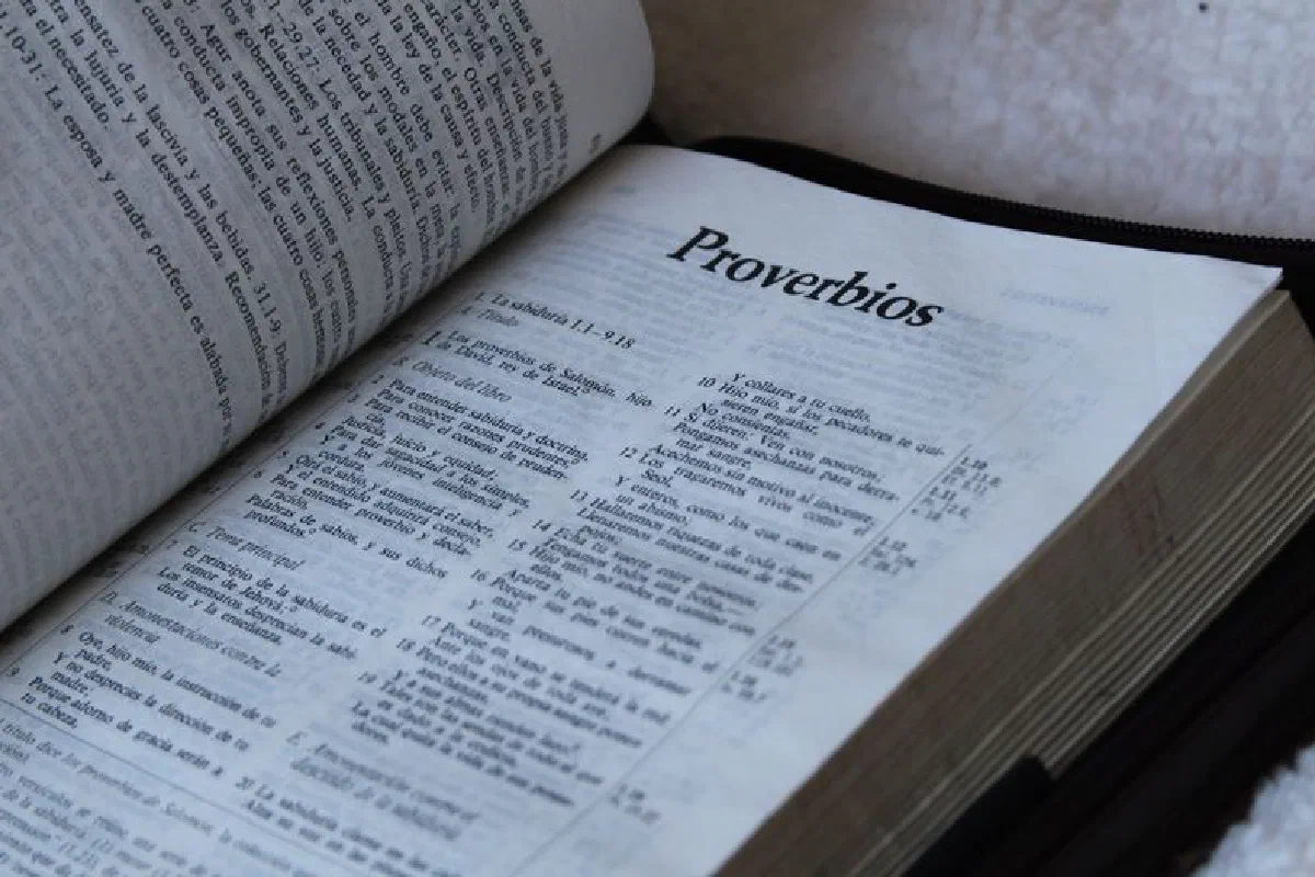 Close-up of an open Bible in Spanish, focusing on Proverbs chapter.