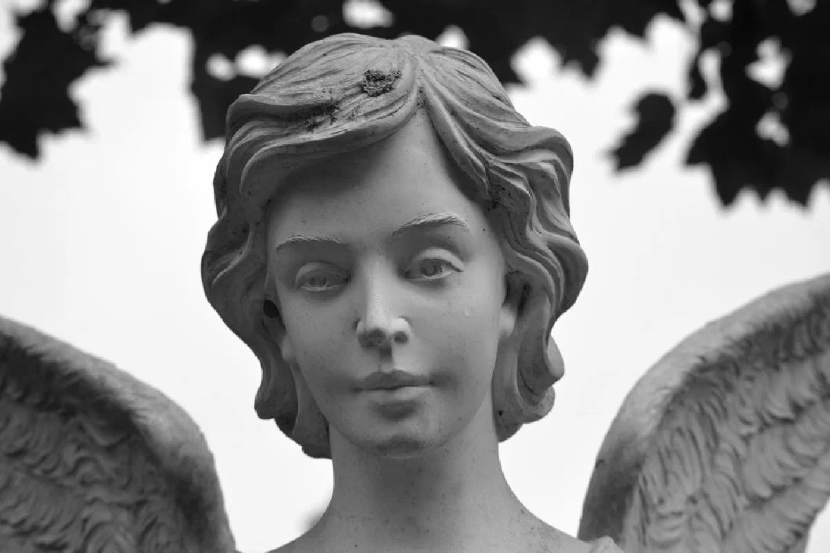 Close-up of a grayscale angel sculpture in Bocholt, Germany. Serene and artistic.