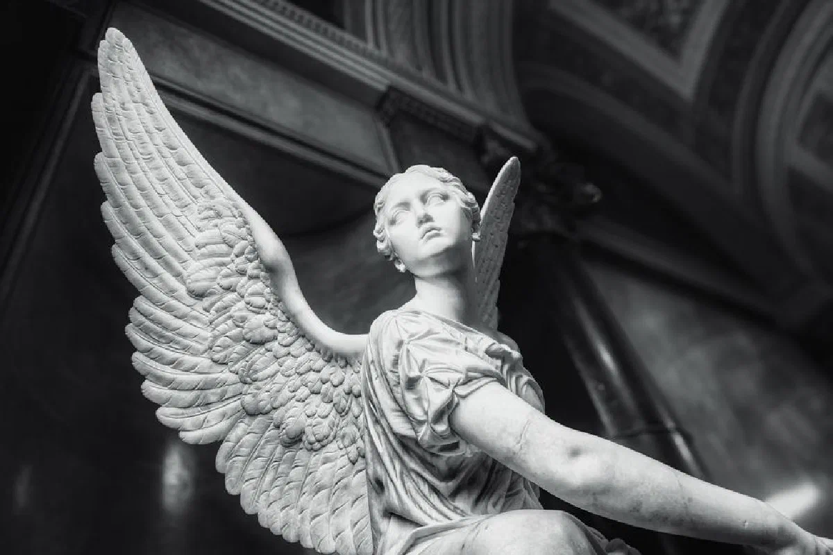 Black and white photo of a marble angel sculpture in a Berlin museum.