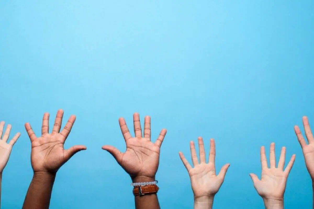 What does it mean that we should not let our left h and know what our right h and is doing (Matthew 6:3–4)?