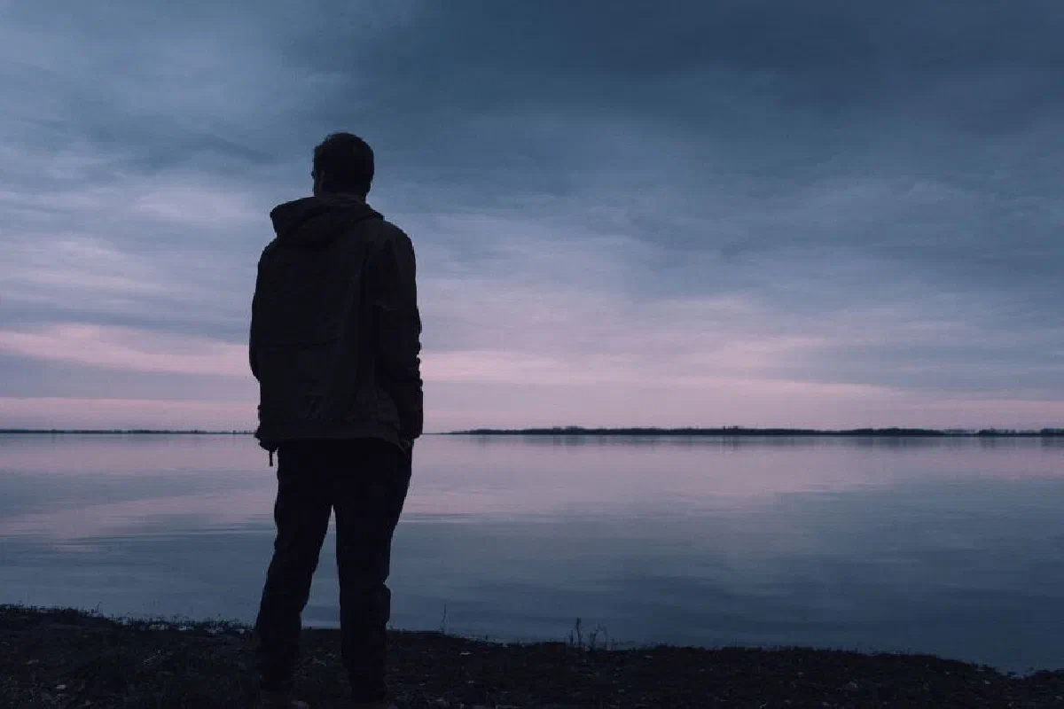 Why does Isaiah 53:3 refer to the Messiah as a man of sorrows?