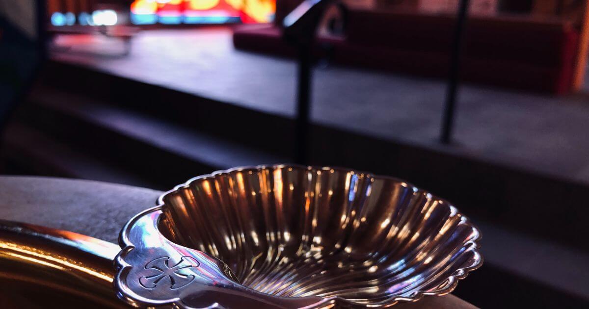 How do ordinances and sacraments differ?