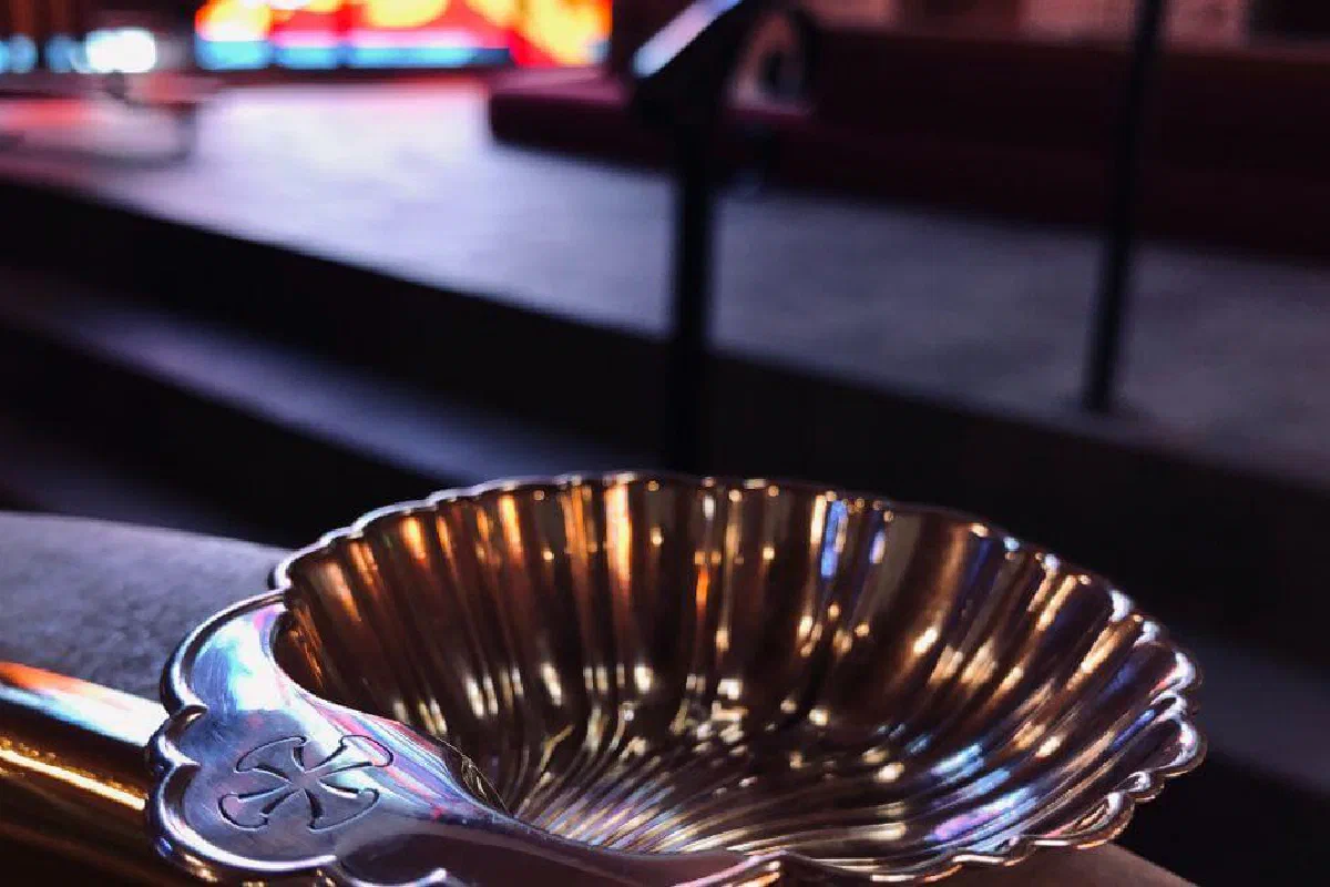 How do ordinances and sacraments differ?