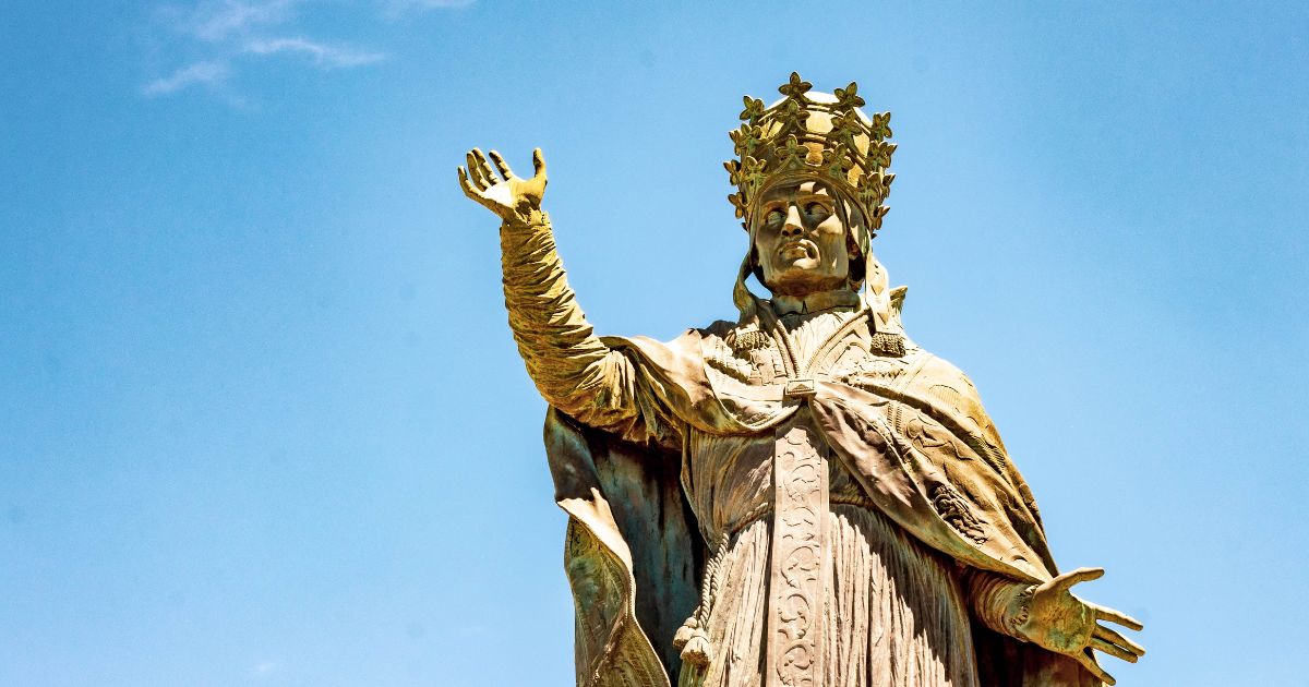 What happens in a papal conclave?