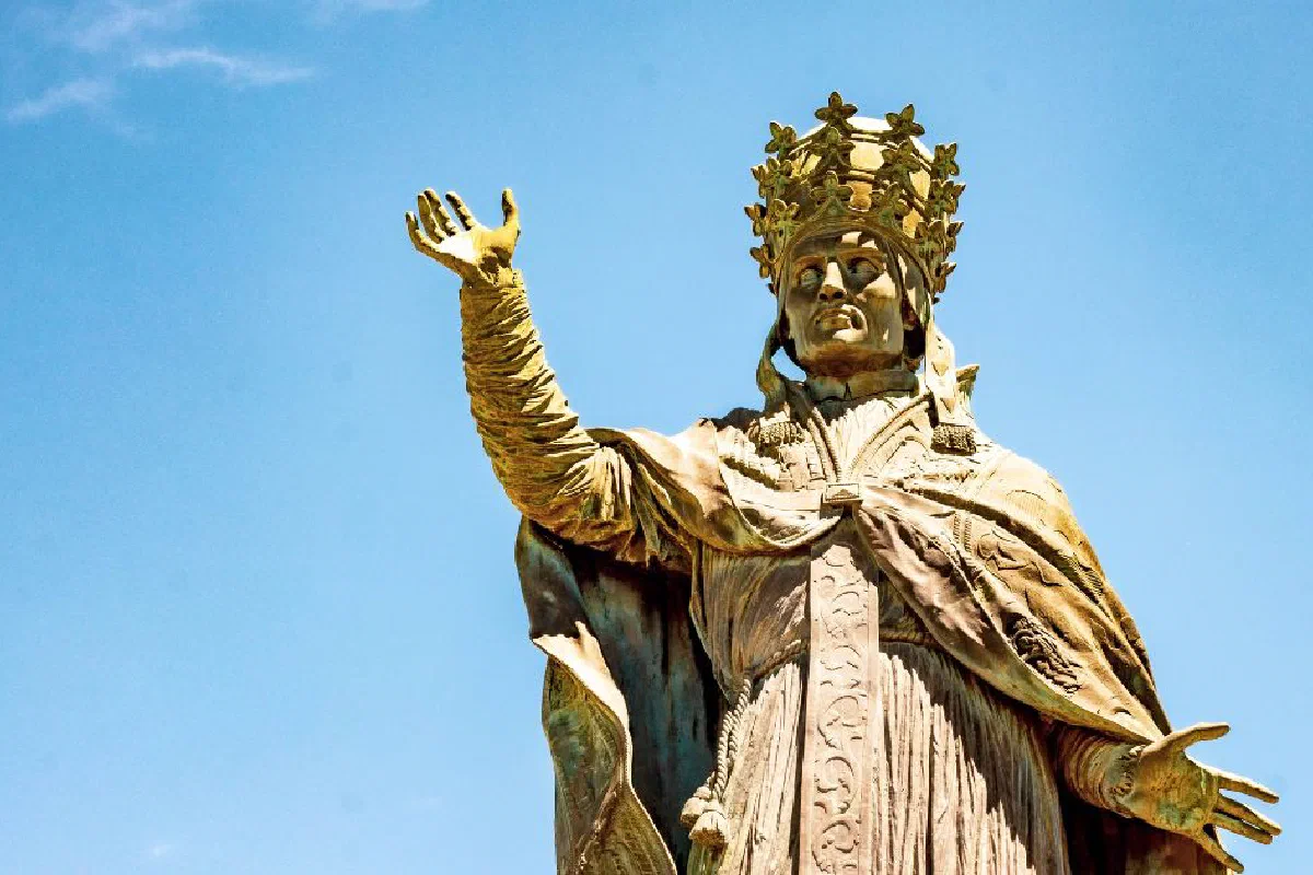 What happens in a papal conclave?