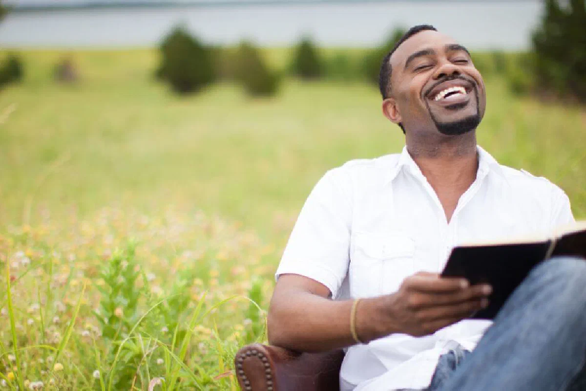 What is it to praise God?