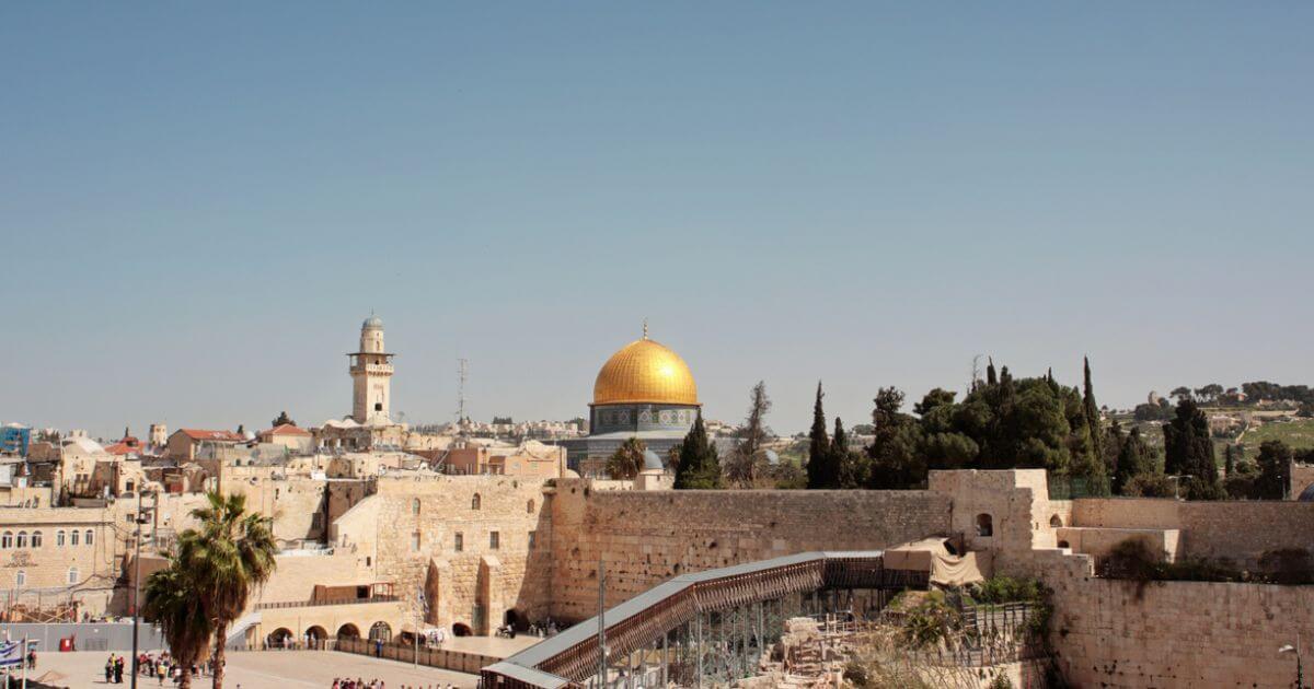 Why is it important to pray for the peace of Jerusalem?