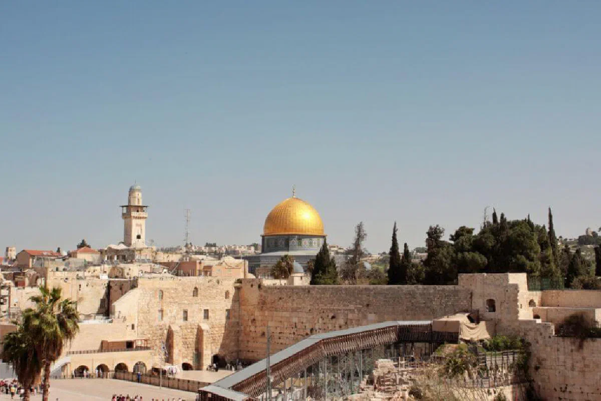 Why is it important to pray for the peace of Jerusalem?