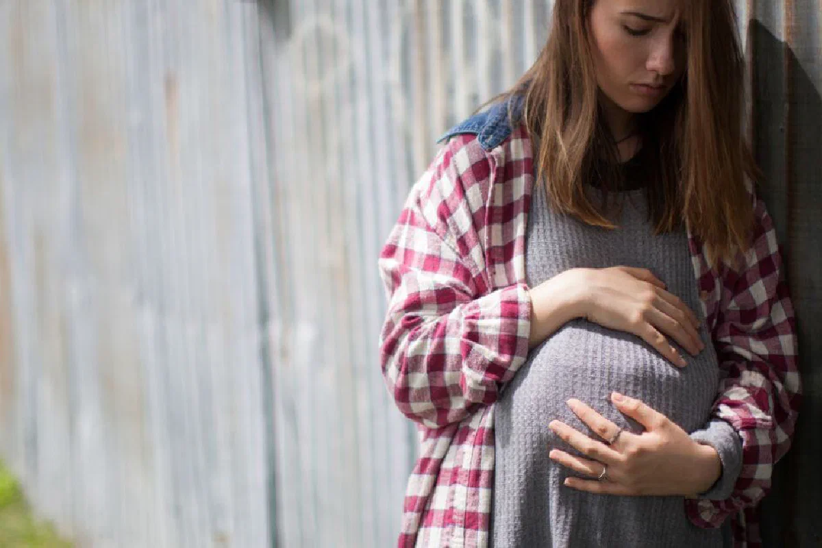 Should a couple who gets pregnant before marriage get married?