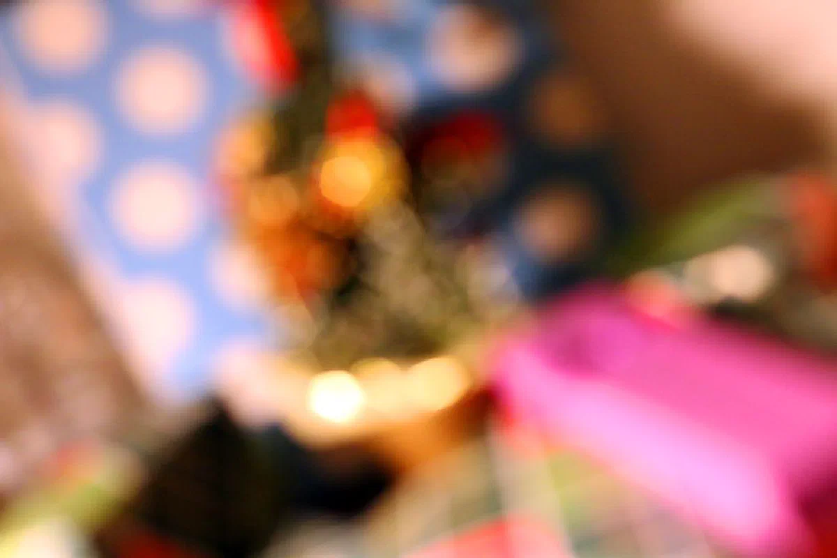 Abstract holiday scene with vibrant Christmas bokeh and blurred colors.