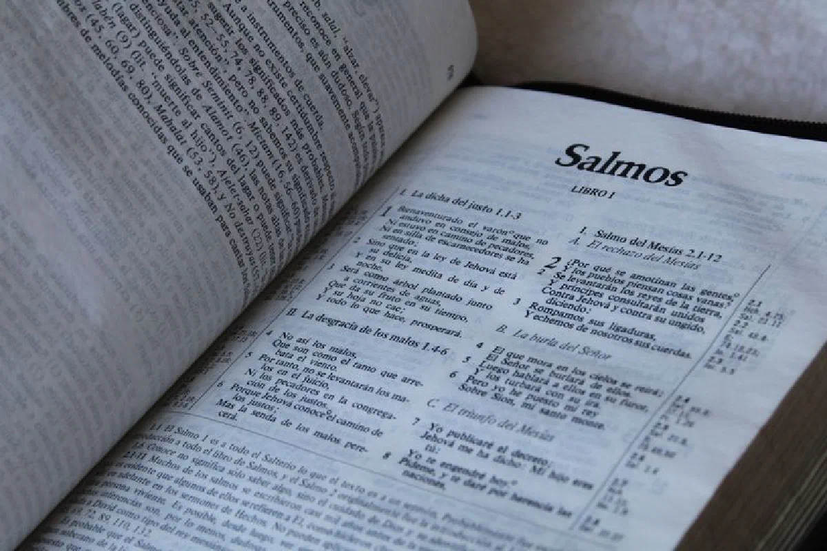 Spanish Bible opened to the Psalms, highlighting religious scripture.