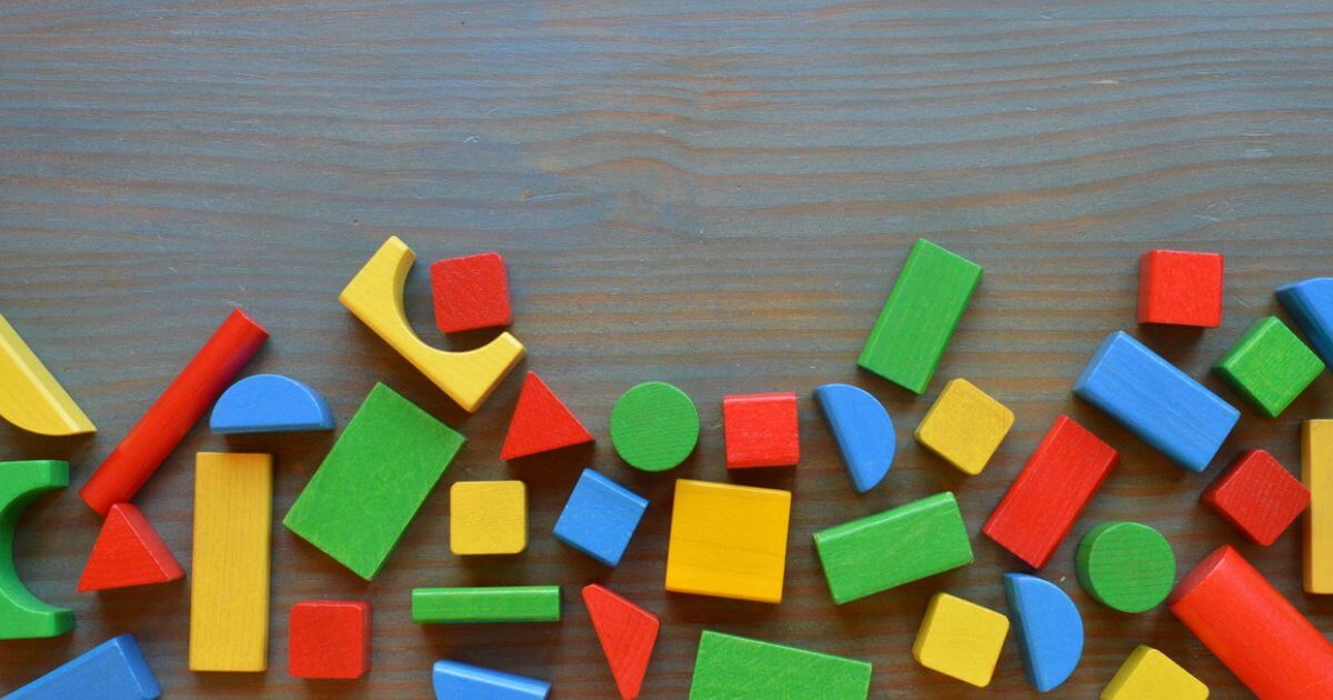 What is the literary device of synthetic parallelism used in Hebrew poetry?