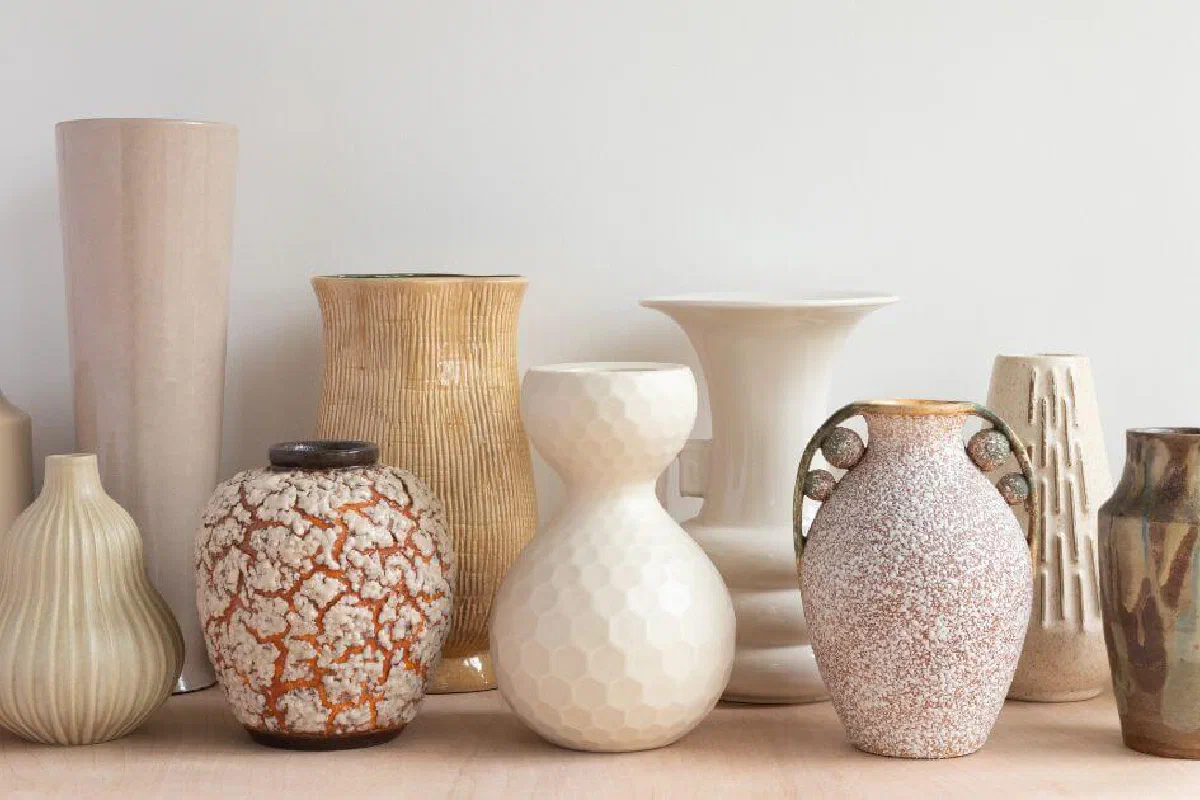 What does it mean in 2 Corinthians 4:7 that we have treasure in jars of clay / earthen vessels?