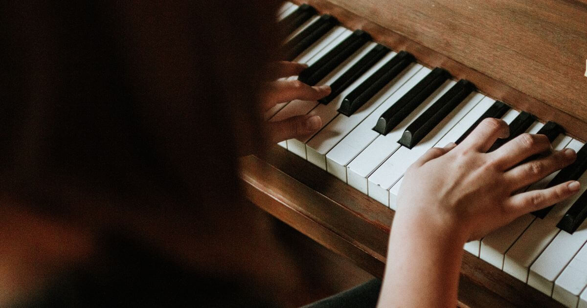 Should an unbeliever be allowed to participate in a church worship team?