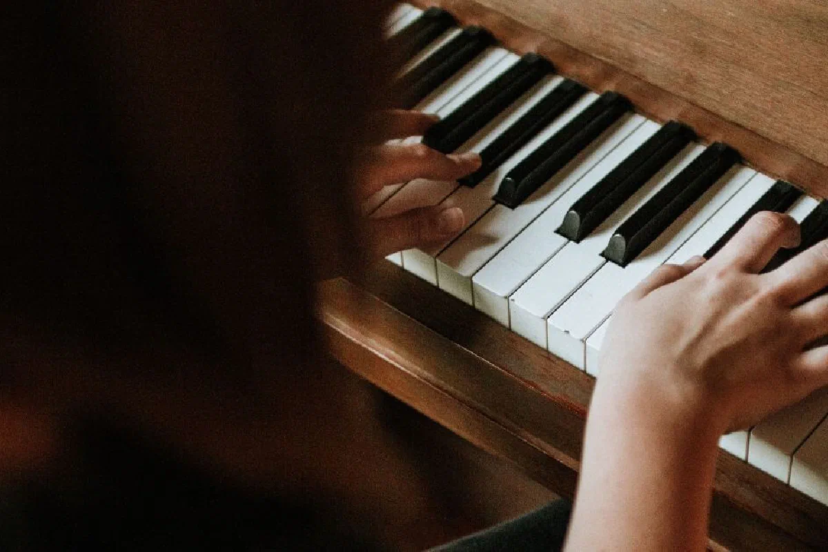 Should an unbeliever be allowed to participate in a church worship team?