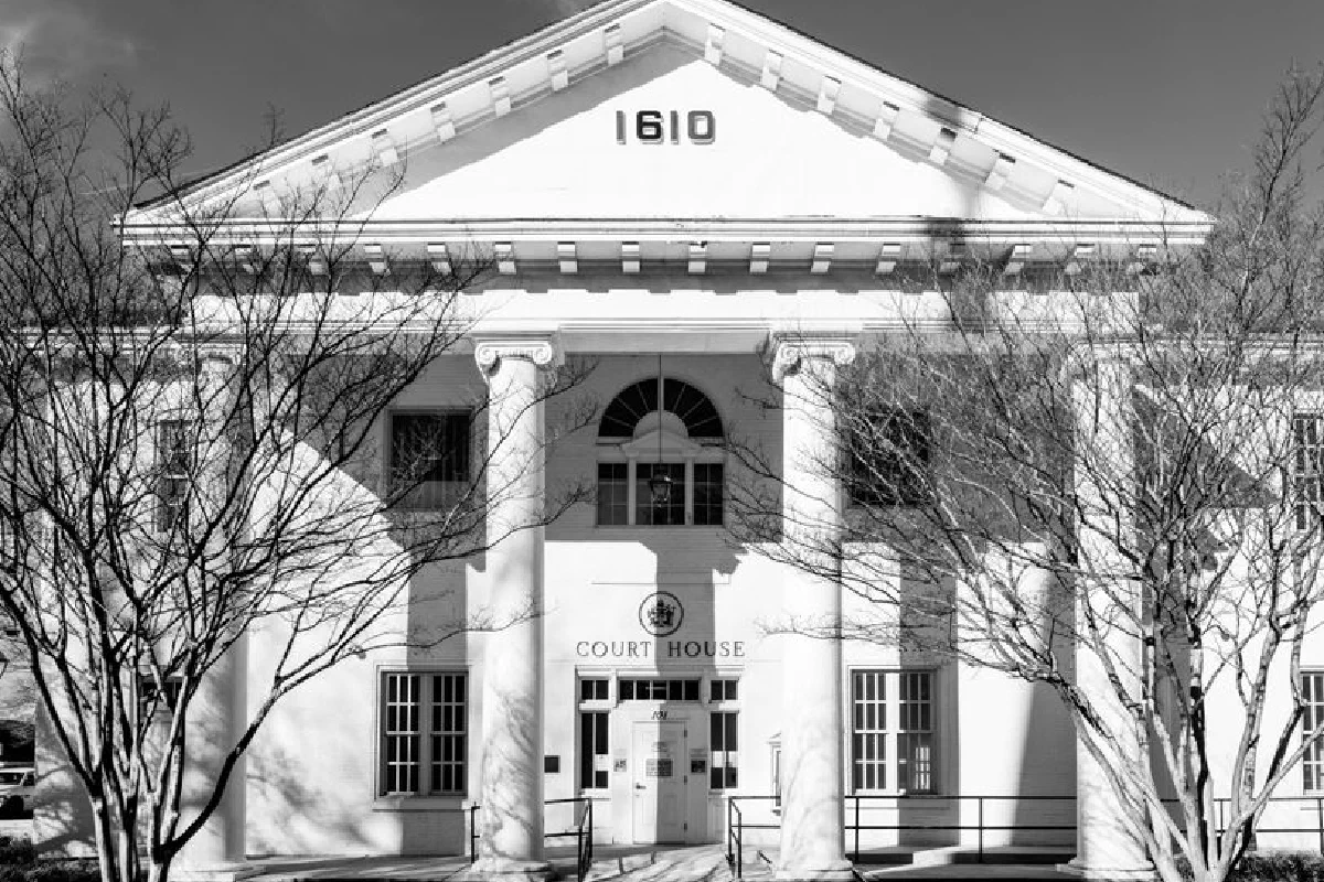 A black and white view of the historic courthouse facade in Hampton, Virginia, showcasing classic architecture.