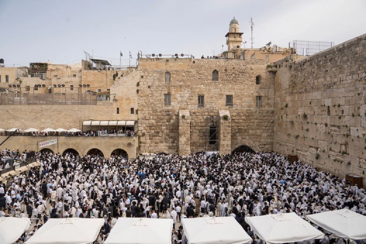 Large crowd gathers at the Western Wall in Jerusalem's Old City, a significant spiritual site.