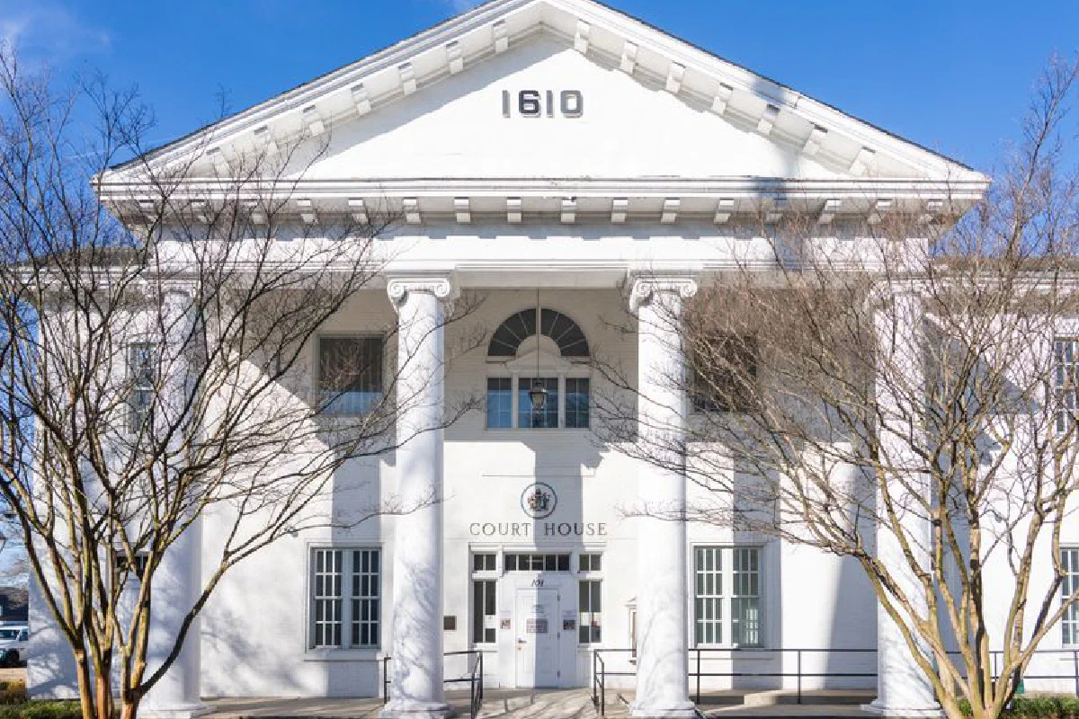 Front view of the historic Hampton Courthouse in Virginia, showcasing Neoclassical architecture.