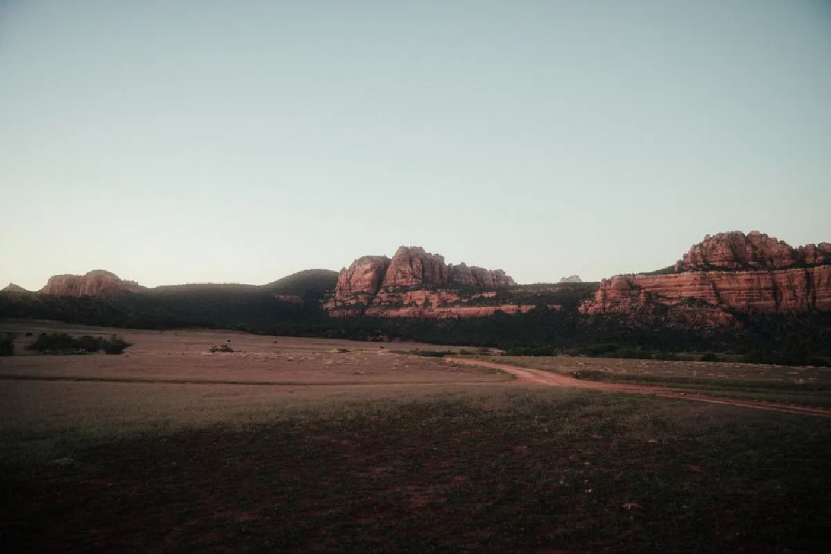 Captivating sunset view of Utah's desert landscape with vast plains and rugged mountains.