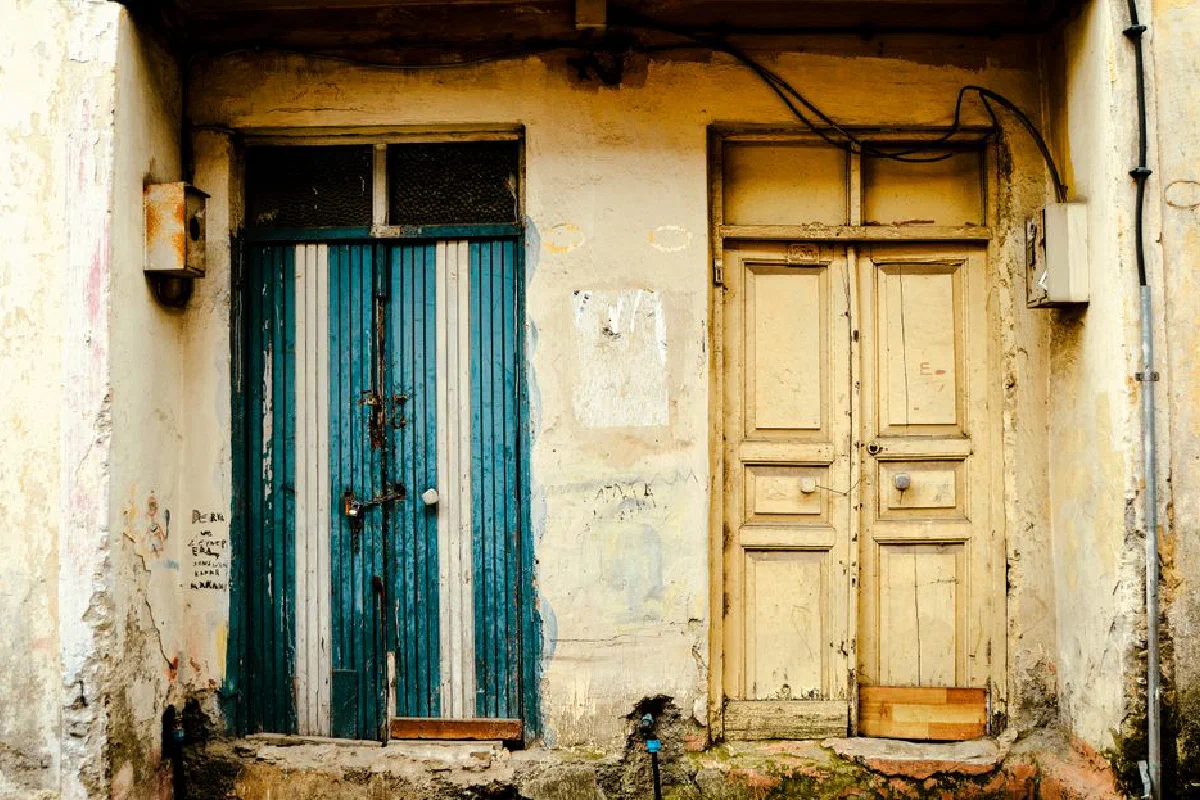 Explore the charm of Trabzon with these vintage doors showing unique architectural styles.