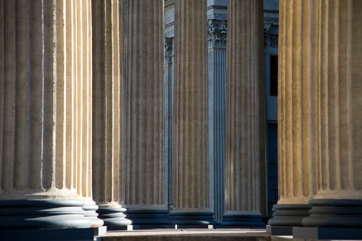 Elegant neoclassical columns showcasing architectural grandeur in St. Petersburg, Russia.