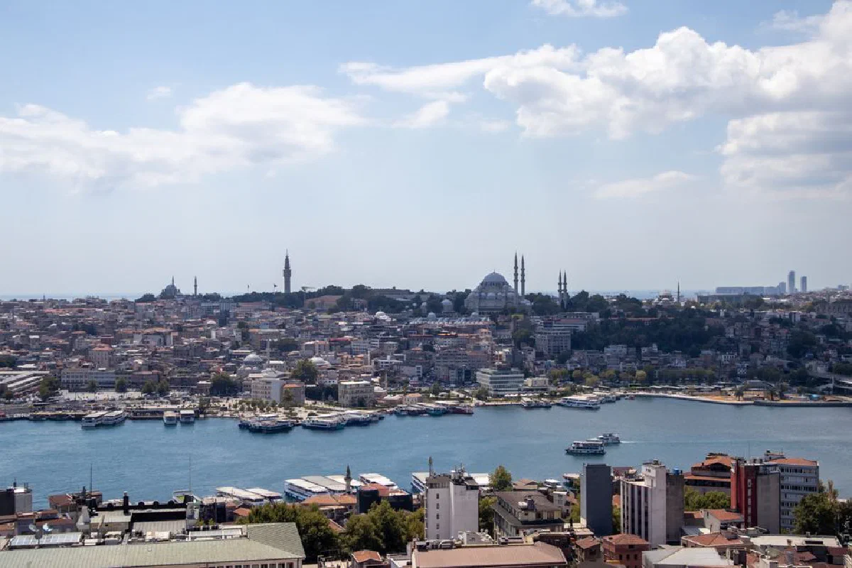 Scenic aerial view of İstanbul's skyline with the Bosphorus, showcasing historic mosques and vibrant urban landscape.