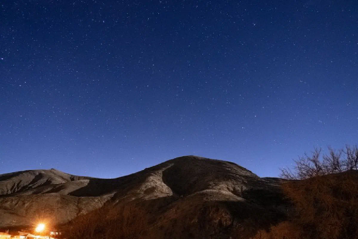 A serene starry night sky over the hills of Diyarbakır, Türkiye, showcasing natural beauty.