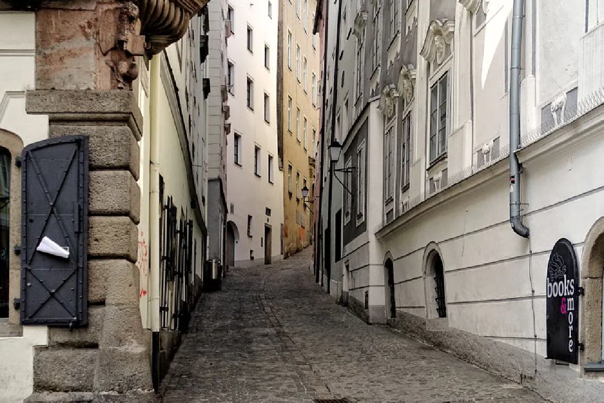 Explore the picturesque narrow alley in Linz with historic architecture and cobblestone path.