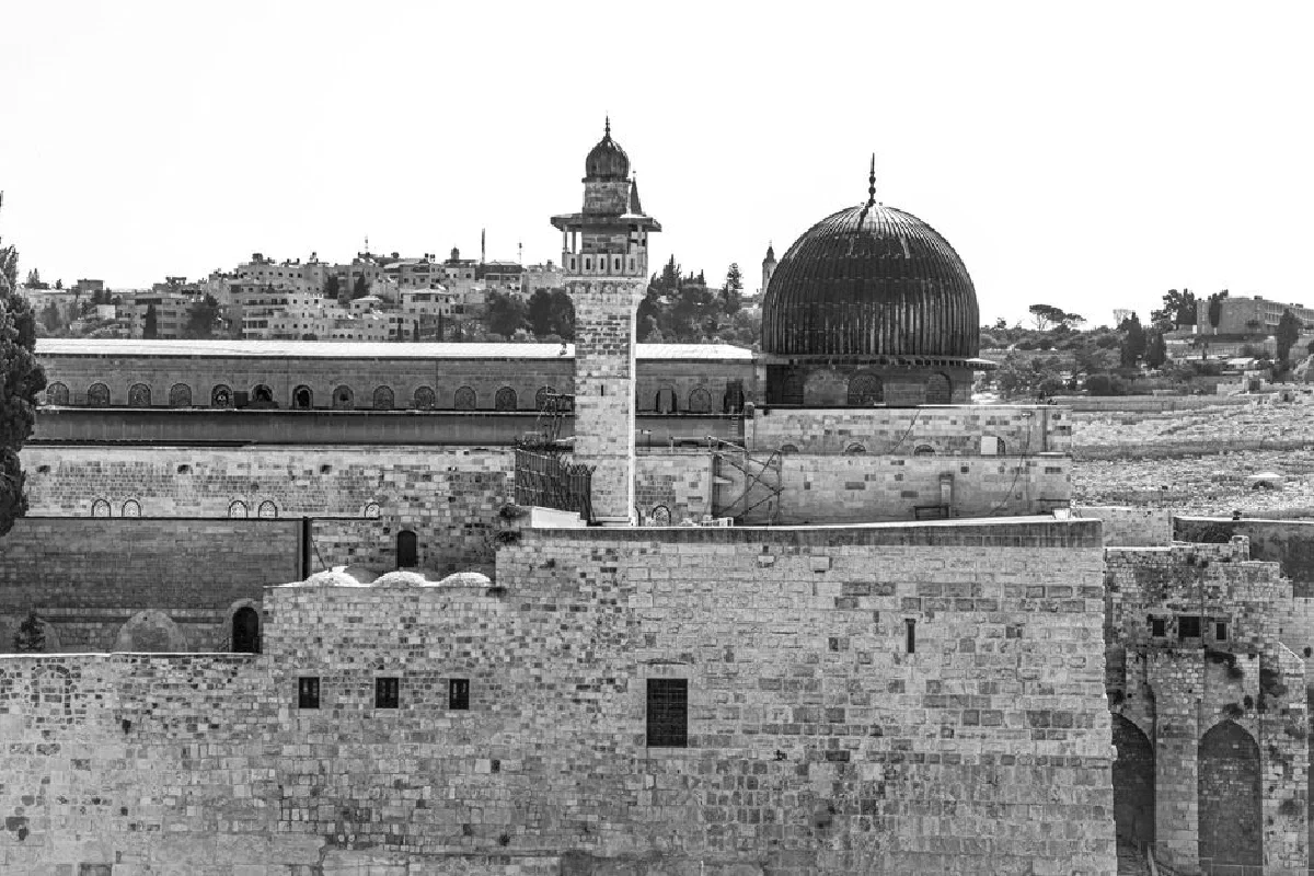Black and white photo of Al-Aqsa Mosque in Jerusalem, showcasing historic architecture.