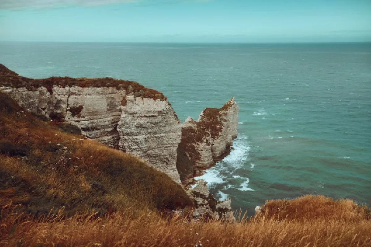 Dramatic view of the chalk cliffs and ocean at Étretat, Normandy, France.