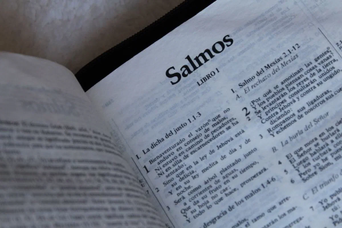 Close-up of an open Bible displaying the book of Psalms in Spanish.
