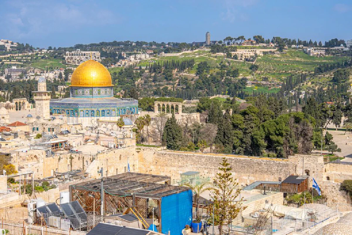 A stunning view of the Dome of the Rock in Jerusalem with lush hills in the background.