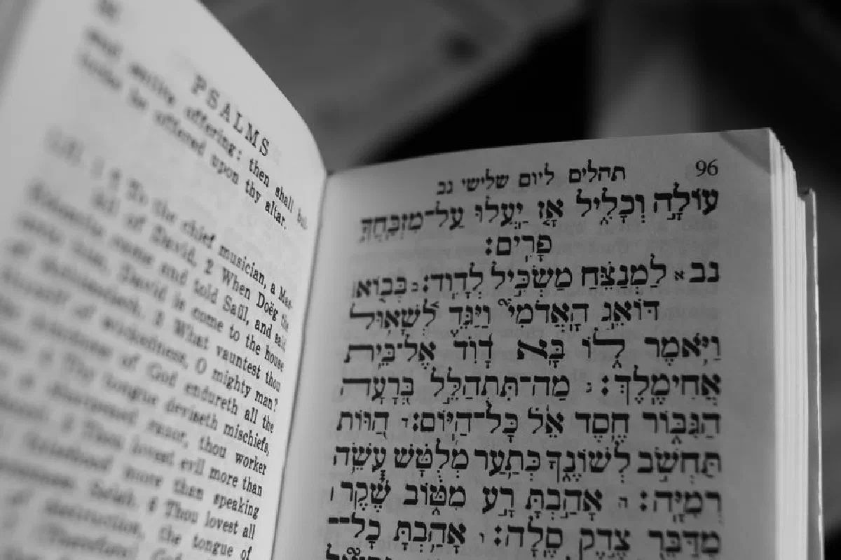 Open pages of a Hebrew-English Psalm book, capturing text in black and white.