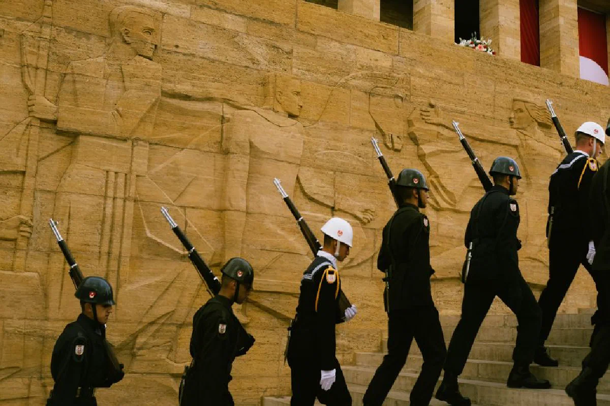 Turkish soldiers in uniform marching at Anıtkabir, Ankara's iconic mausoleum.