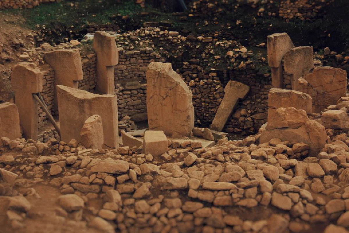 Explore the ancient stone pillars of Göbekli Tepe, an archaeological wonder in Şanlıurfa, Türkiye.