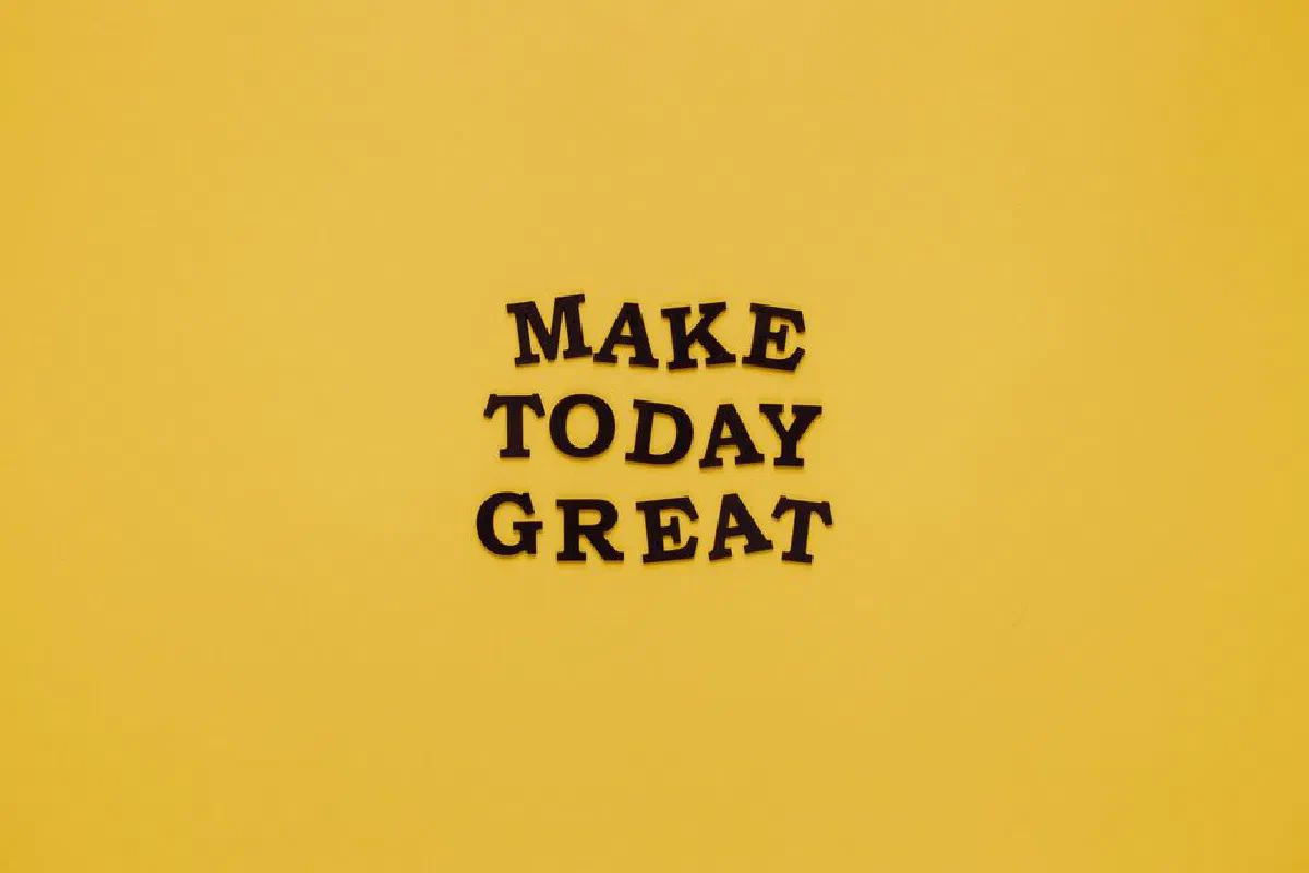 Simple and motivational quote 'Make Today Great' on a minimalist yellow background for inspiration.