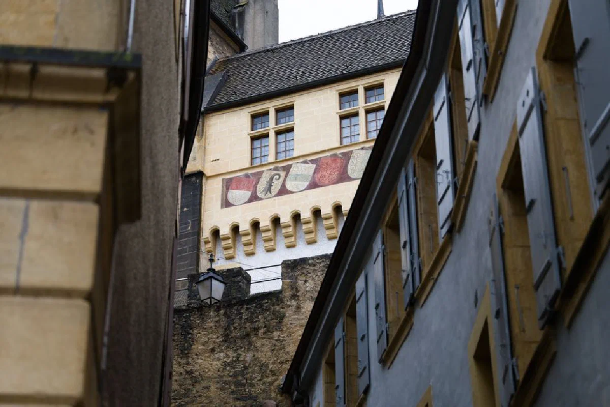 Discover the medieval architectural charm of Neuchâtel's historic buildings and narrow alleyways.