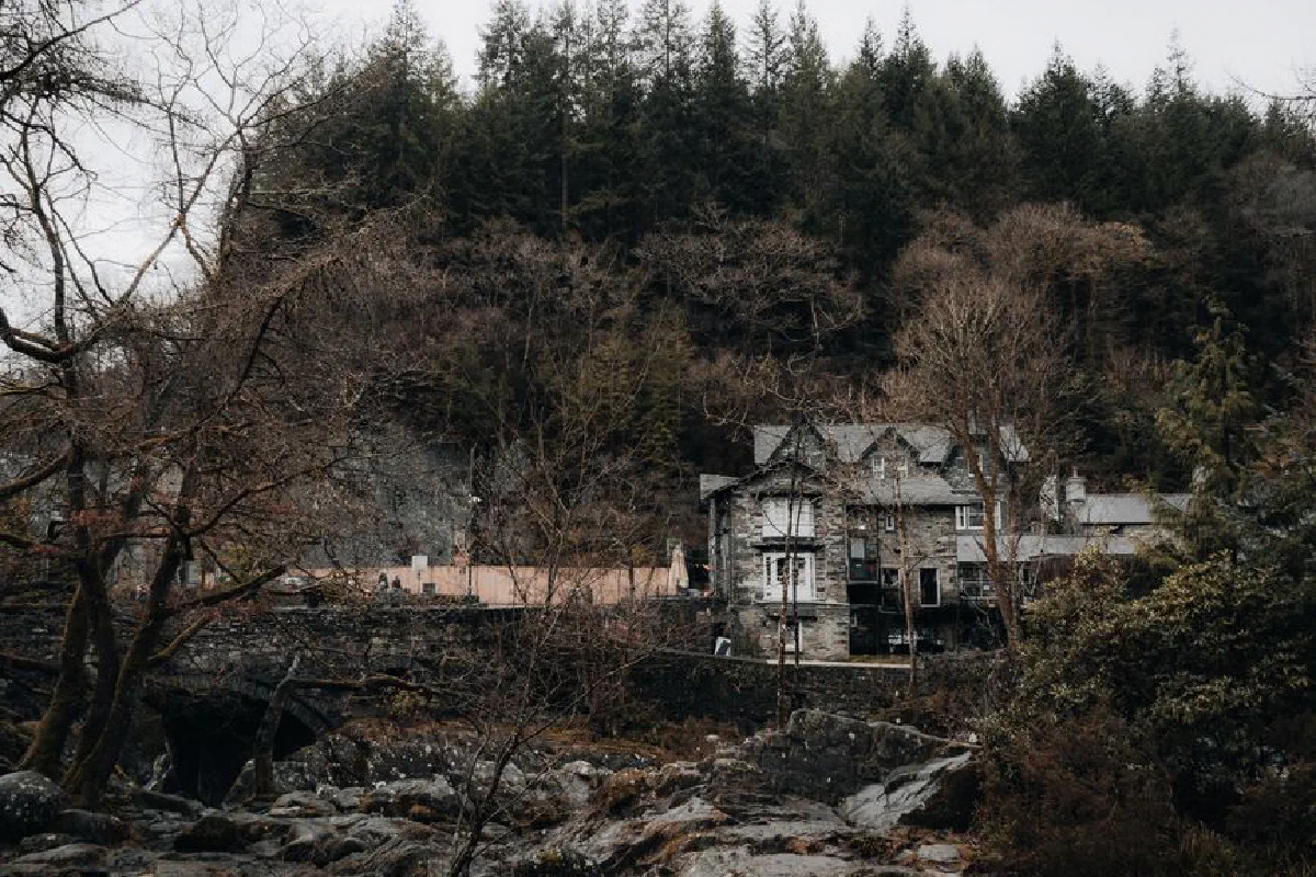 Rustic house nestled in the forests of Betws-y-Coed, Wales, surrounded by natural beauty.