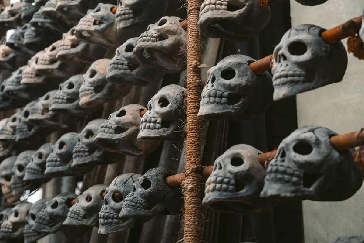 Artistic display of traditional skulls in Oaxaca de Juárez, capturing cultural heritage.