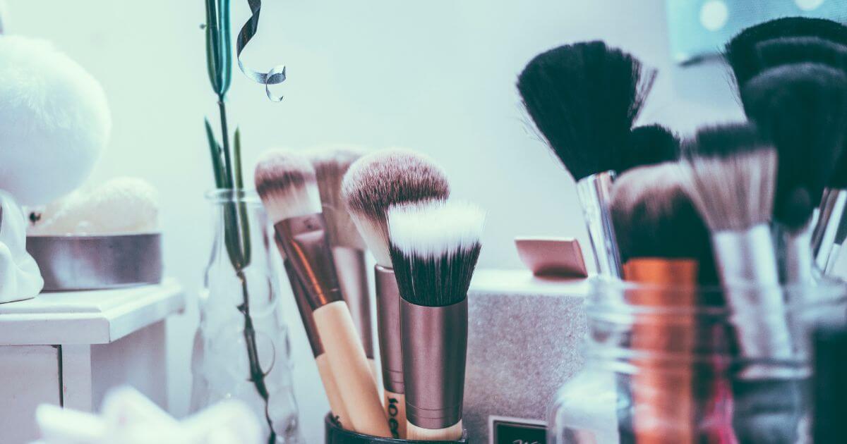 Should Christian women use makeup? What about jewelry?