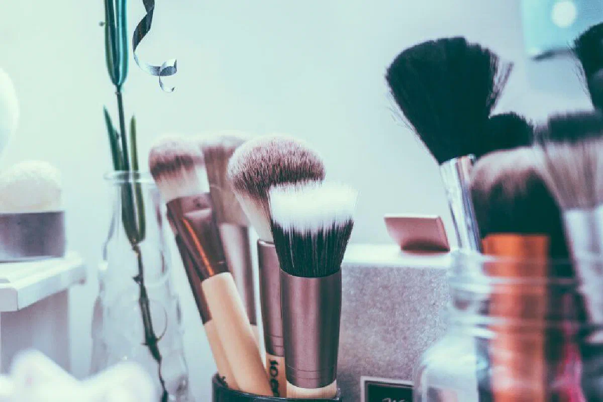 Should Christian women use makeup? What about jewelry?